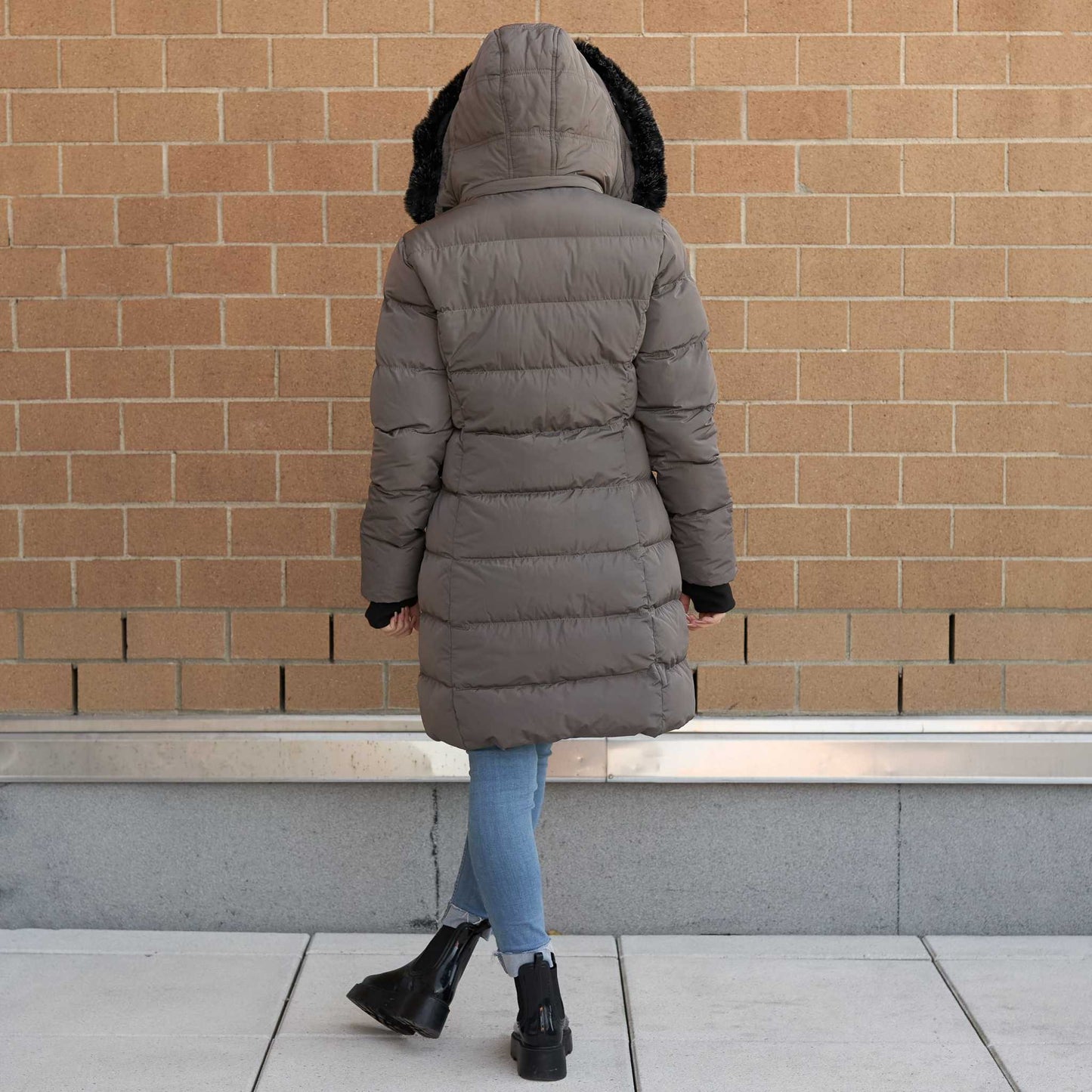 Heavy women's winter coat with detachable hood and faux fur trim, knee-length, featuring water-resistant polyester fabric.