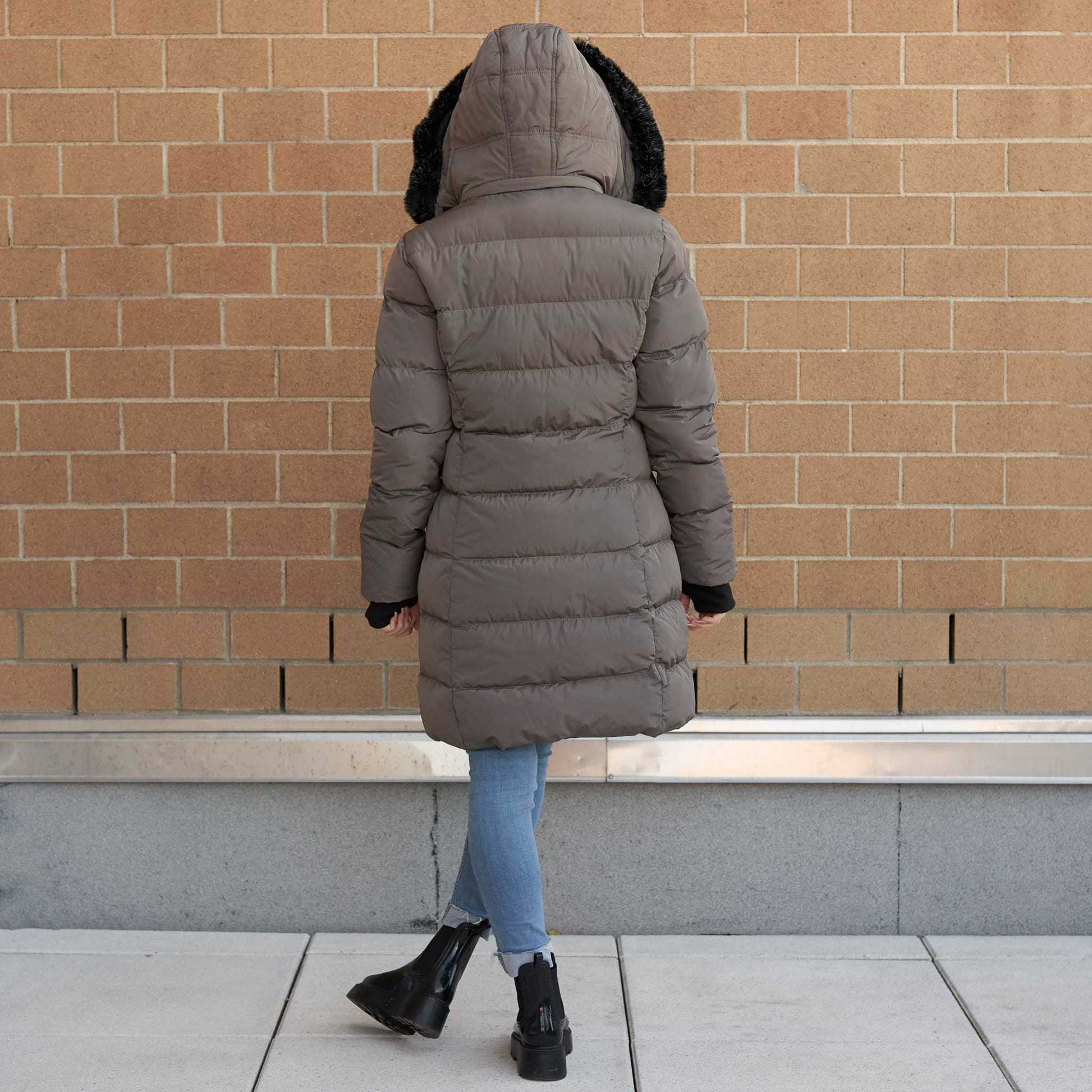 Heavy women's winter coat with detachable hood and faux fur trim, knee-length, featuring water-resistant polyester fabric.